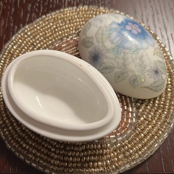 RARE WEDGWOOD EGG TRINKET BOX - Picture 7 of 9